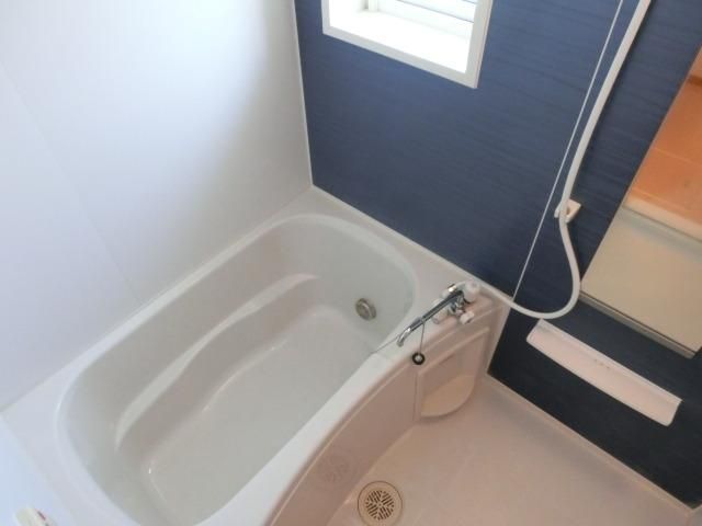 バス・シャワールーム　窓付きのバスルーム