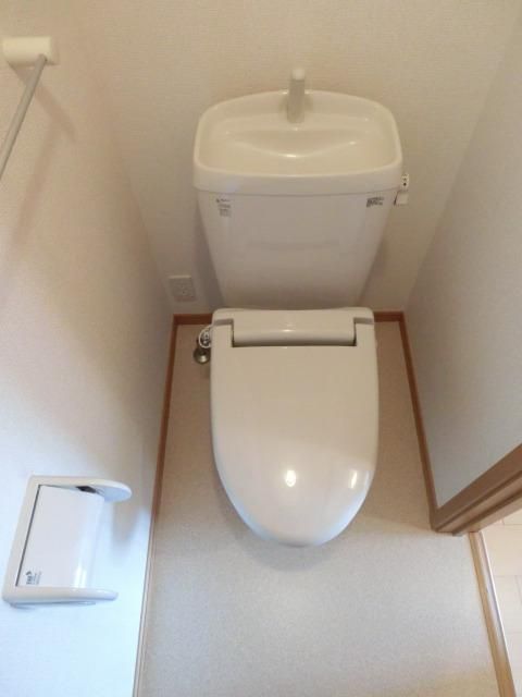 トイレ　バストイレ別です。