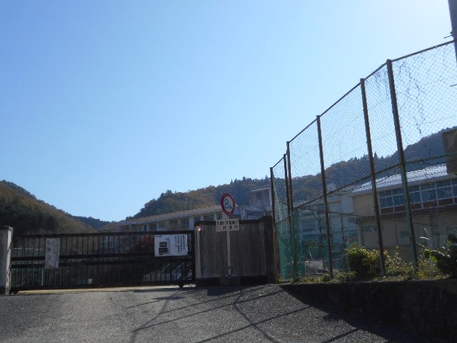 中学校　美作市立美作中学校（中学校）まで2321m