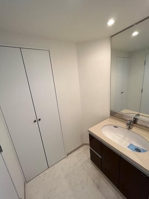 洗面設備　明るい洗面所です