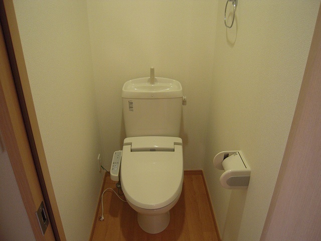 トイレ　反転した間取りの室内写真です