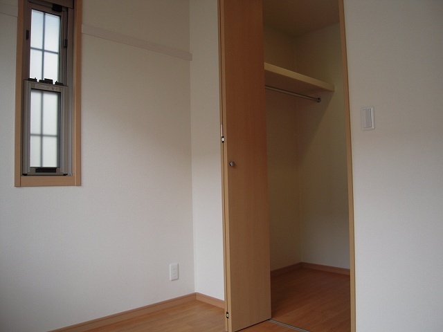 収納　反転した間取りの室内写真です