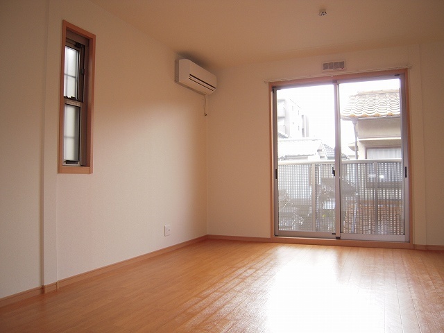 居室・リビング　反転した間取りの室内写真です