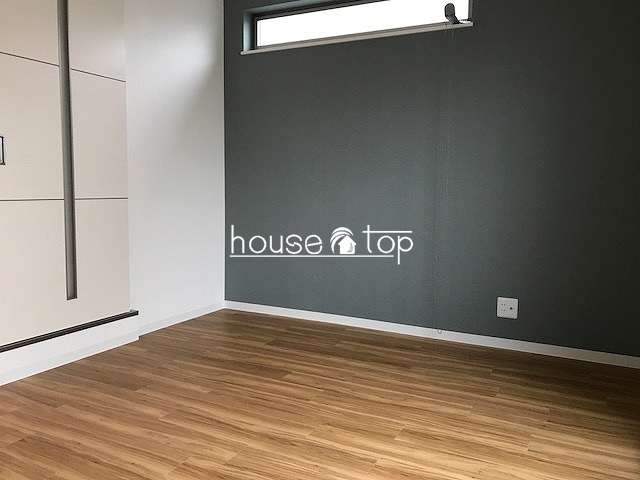 居室・リビング　小さな窓を設置し、採光にも配慮してます♪