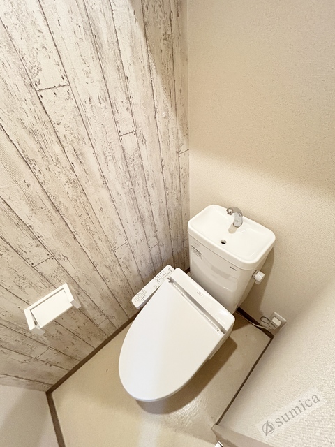 トイレ　人気アイテムの温水洗浄便座。清潔感のあるトイレです。