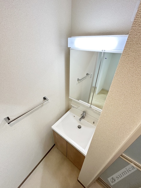 洗面設備　洗面台独立、洗髪洗面化粧台で朝の身支度もはかどります。