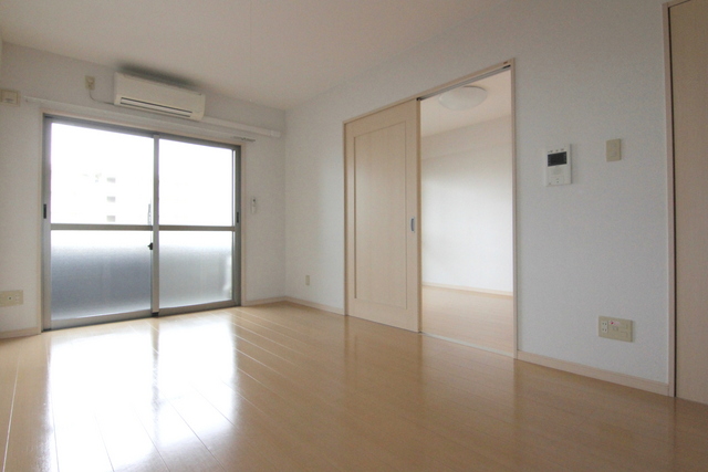 居室・リビング　現況と相違がある場合、現況を優先いたします。