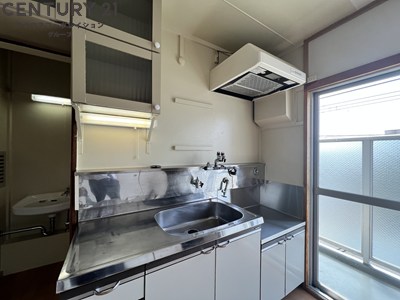 キッチン　壁付けキッチンでスペースを最大限有効活用できます！