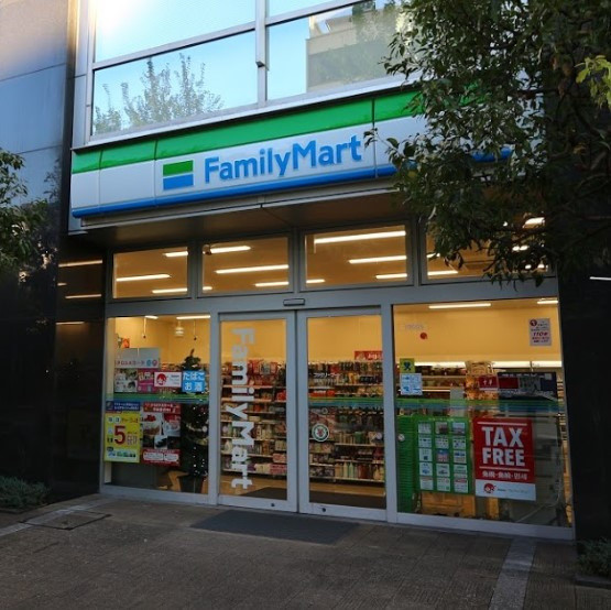 コンビニ　ファミリーマート 西新宿アトラスタワー店（コンビニ）まで388m