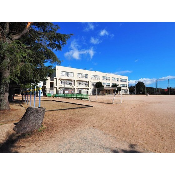 小学校　下関市立名陵小学校（小学校）まで2698m