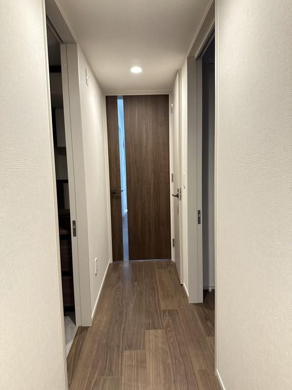 玄関　居室、リビング