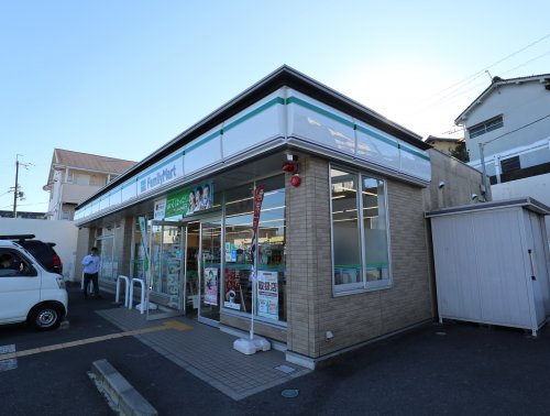 コンビニ　ファミリーマート　奈良中山町店（コンビニ）まで516m