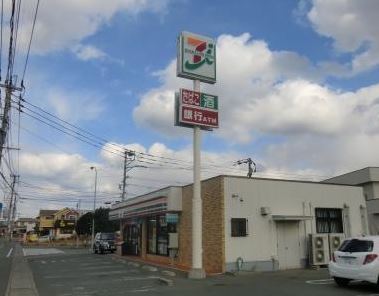 コンビニ　セブンイレブン（コンビニ）まで879m