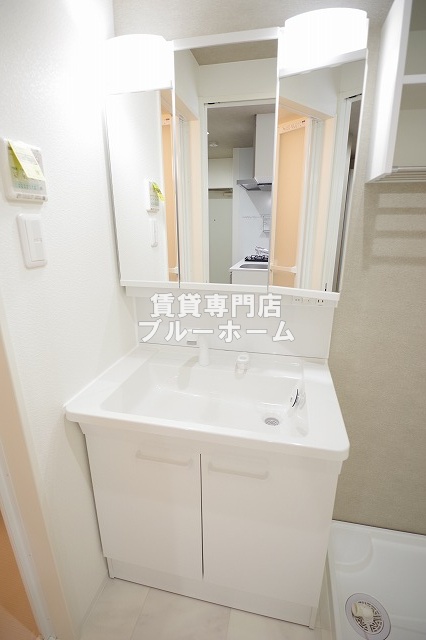 洗面設備　収納付き三面鏡独立洗面台！