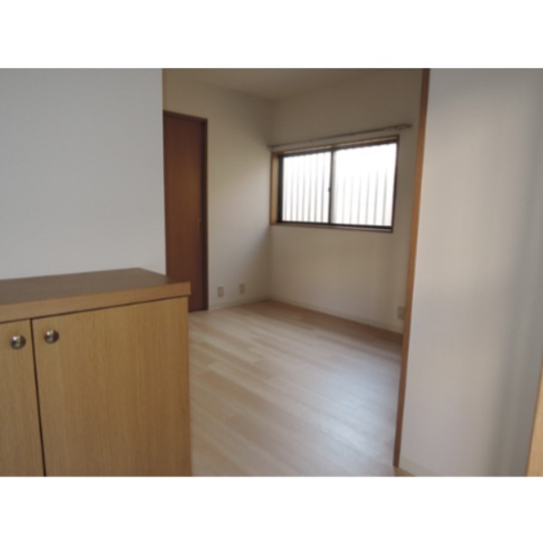 居室・リビング　同物件別部屋の写真です