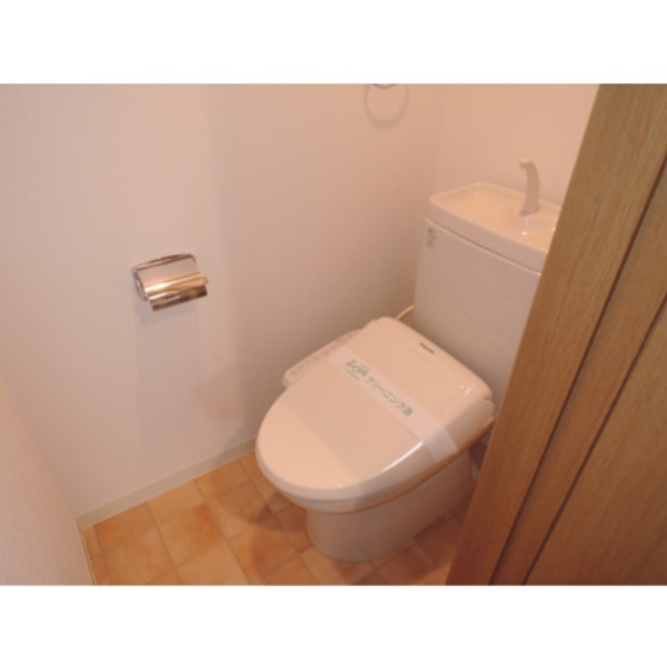 トイレ　同物件別部屋の写真です