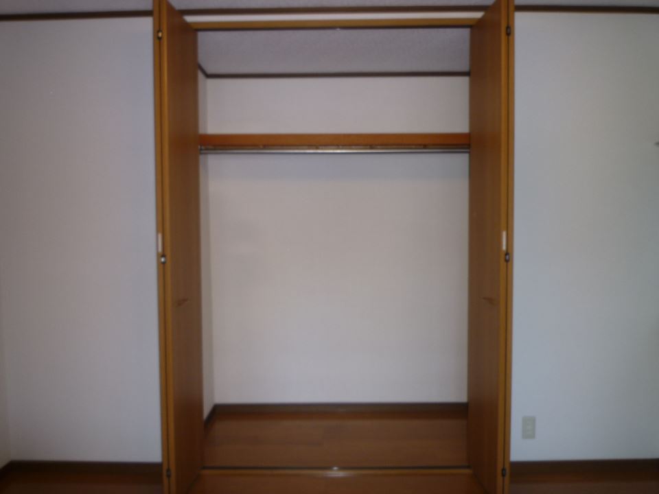 収納　ハンガーパイプ付の収納です