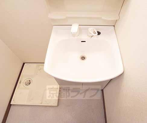 洗面設備　シャンプードレッサ付きの独立洗面台です。