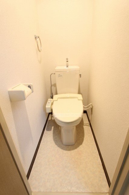 トイレ　同物件、別号室のものです。