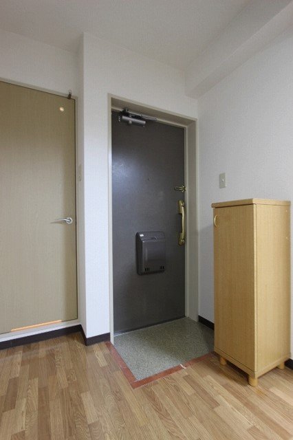 玄関　同物件、別号室のものです。