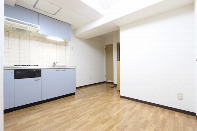 居室・リビング　同物件、別号室のものです。