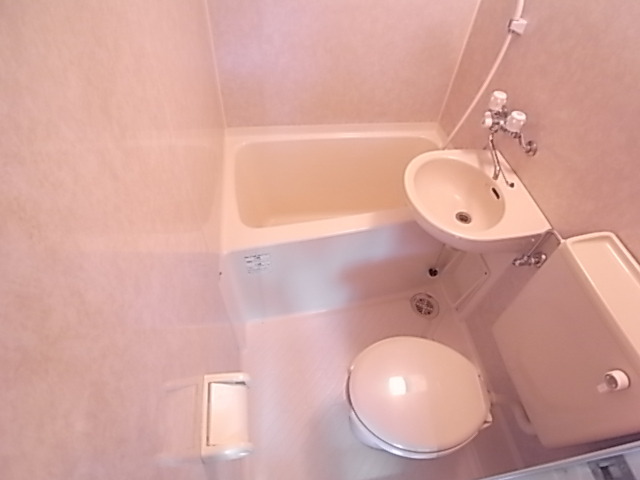 バス・シャワールーム　トイレとお風呂が一緒だとお掃除も便利ですよ