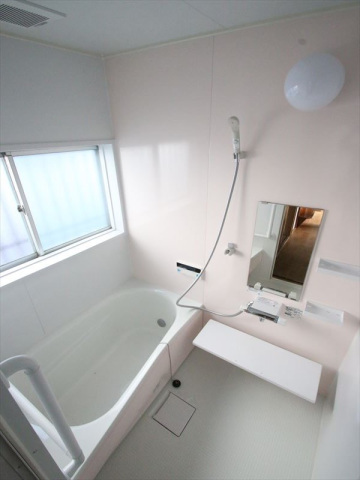バス・シャワールーム　追焚付のUB♪窓があり換気良好♪