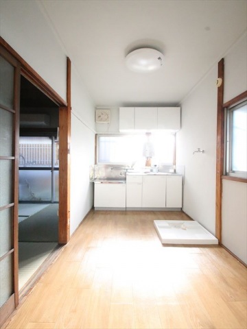 居室・リビング　4帖キッチンです♪