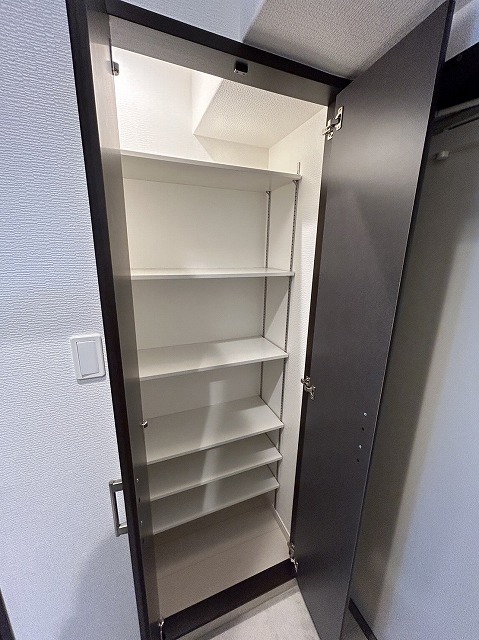 玄関　広めの靴箱は重宝必至★