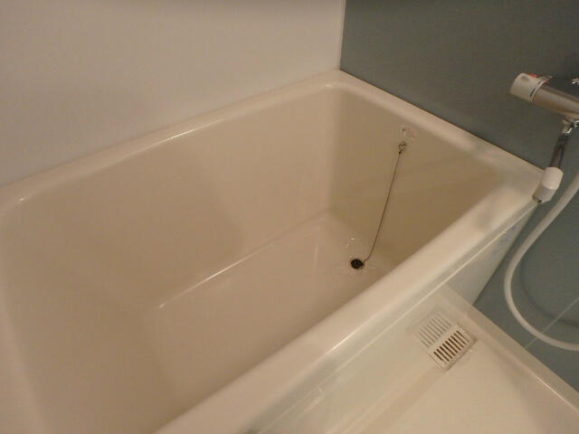 バス・シャワールーム　コンパクトで使いやすいお風呂です