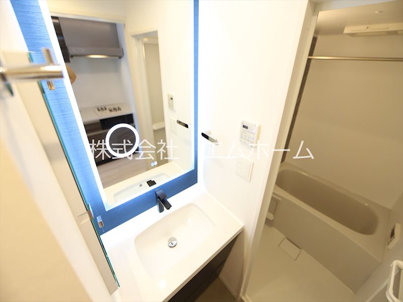 洗面設備　脱衣所　オシャレな独立洗面台　収納スペース有