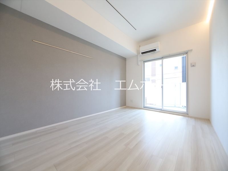 居室・リビング　洋室8帖　エアコン完備　ウォークインクローゼット付（収納充実