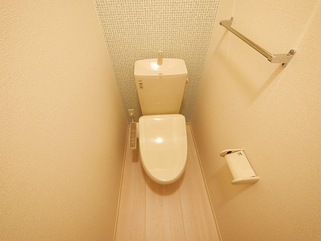 トイレ　落ち着いた色調のトイレです
