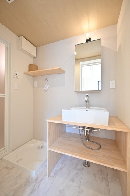 洗面設備　ゆったりとスペースのある洗面所