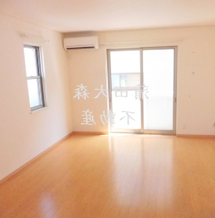 居室・リビング　南向きバルコニーの面した洋室5.4帖