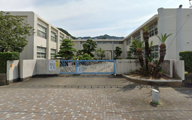 小学校　藤枝市立岡部小学校（小学校）まで1121m