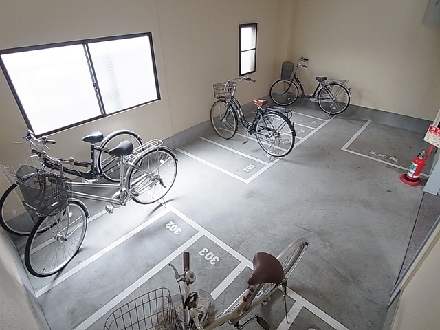 駐車場　敷地内に駐輪場完備。雨に濡れません