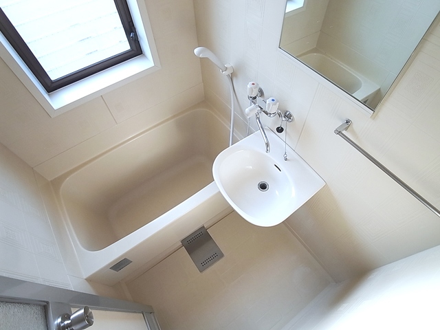 バス・シャワールーム　広々としたバスルーム。嬉しい窓付き
