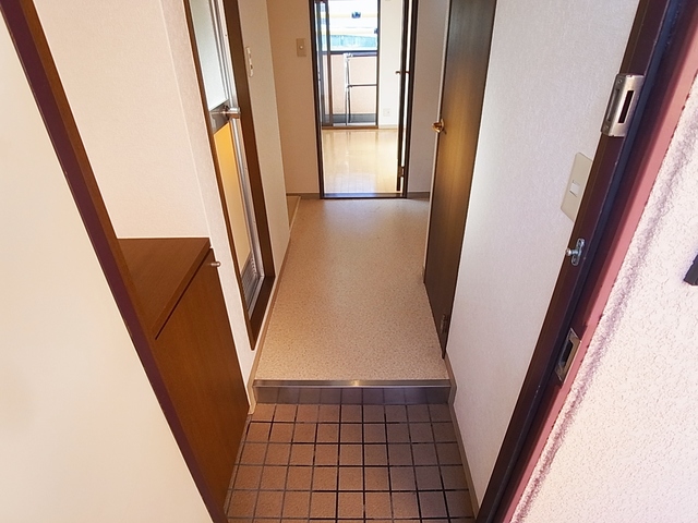 玄関　玄関にはシューズＢＯＸを完備