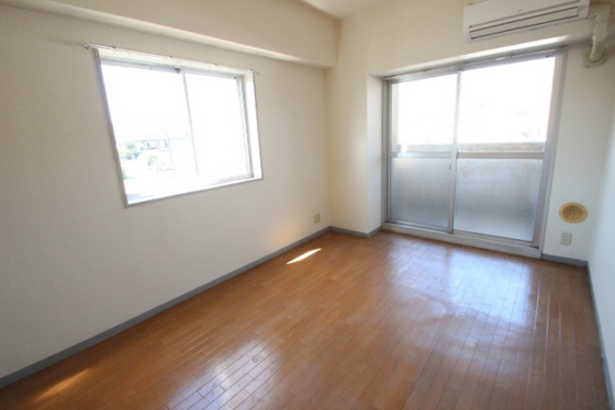 居室・リビング　※別部屋の写真です。