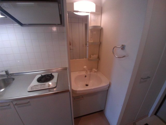 洗面設備　明るい洗面所です