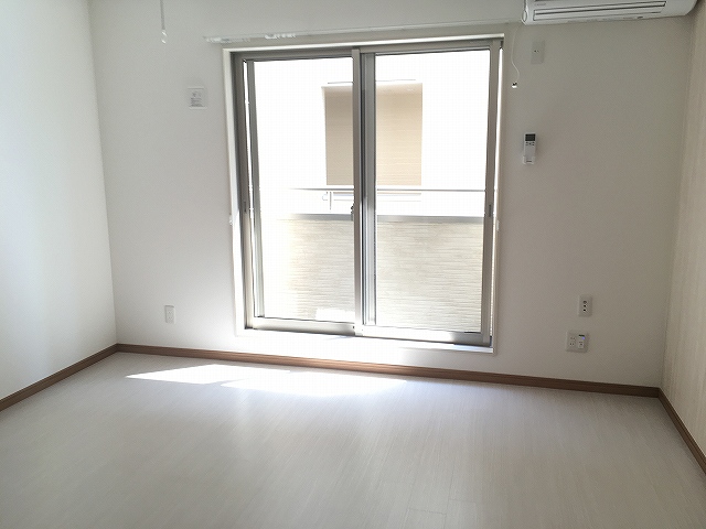 居室・リビング　落ち着いた色調の洋室です