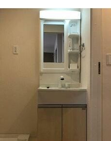 洗面設備　朝の支度にも助かる、独立の洗髪洗面化粧台