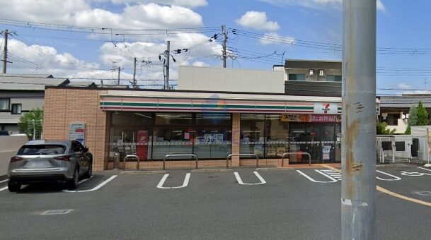 コンビニ　セブンイレブン吹田垂水町3丁目店（コンビニ）まで308m