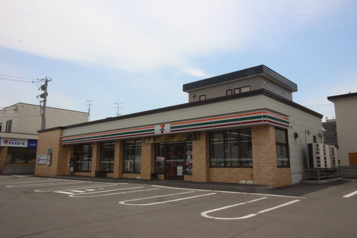 コンビニ　セブンイレブン（コンビニ）まで855m