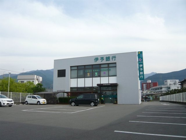 銀行　伊予銀行角野支店様（銀行）まで500m