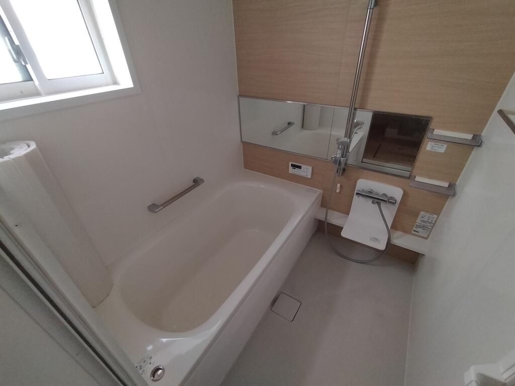 バス・シャワールーム　※同建物の別のお部屋の写真です。