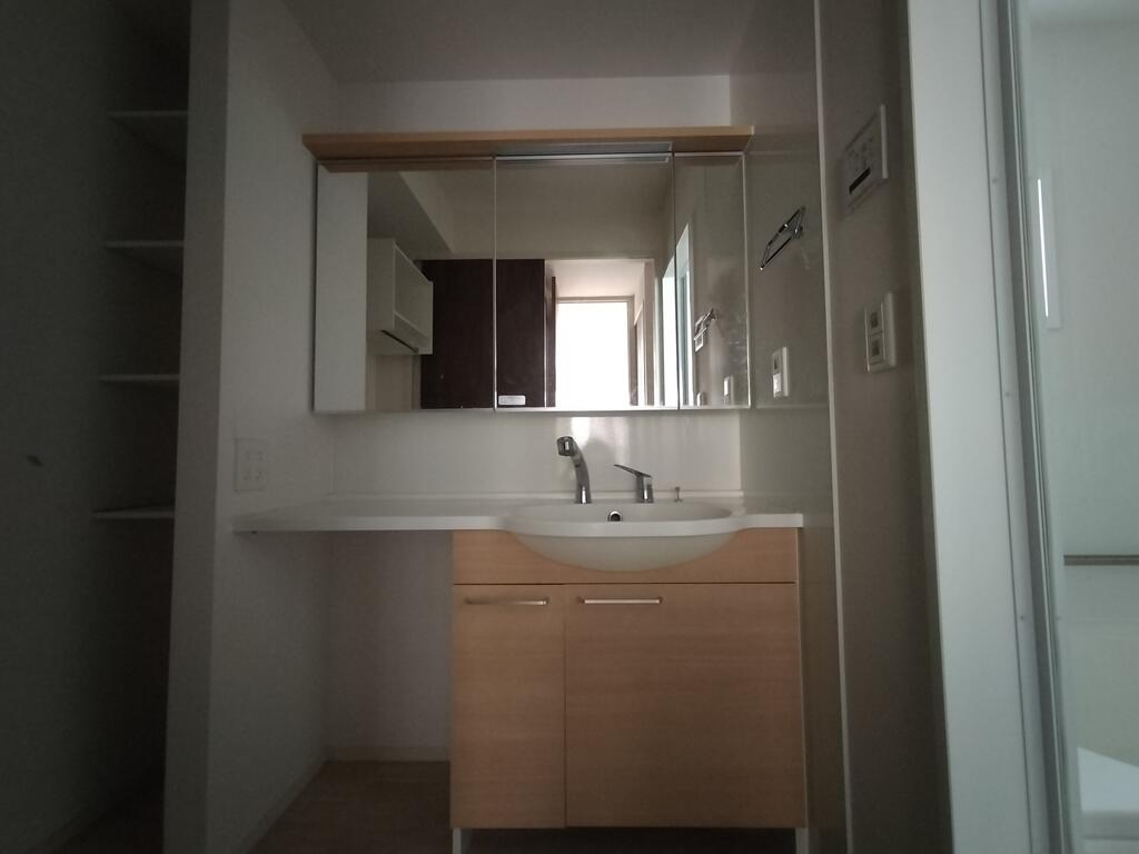 洗面設備　※同建物の別のお部屋の写真です。