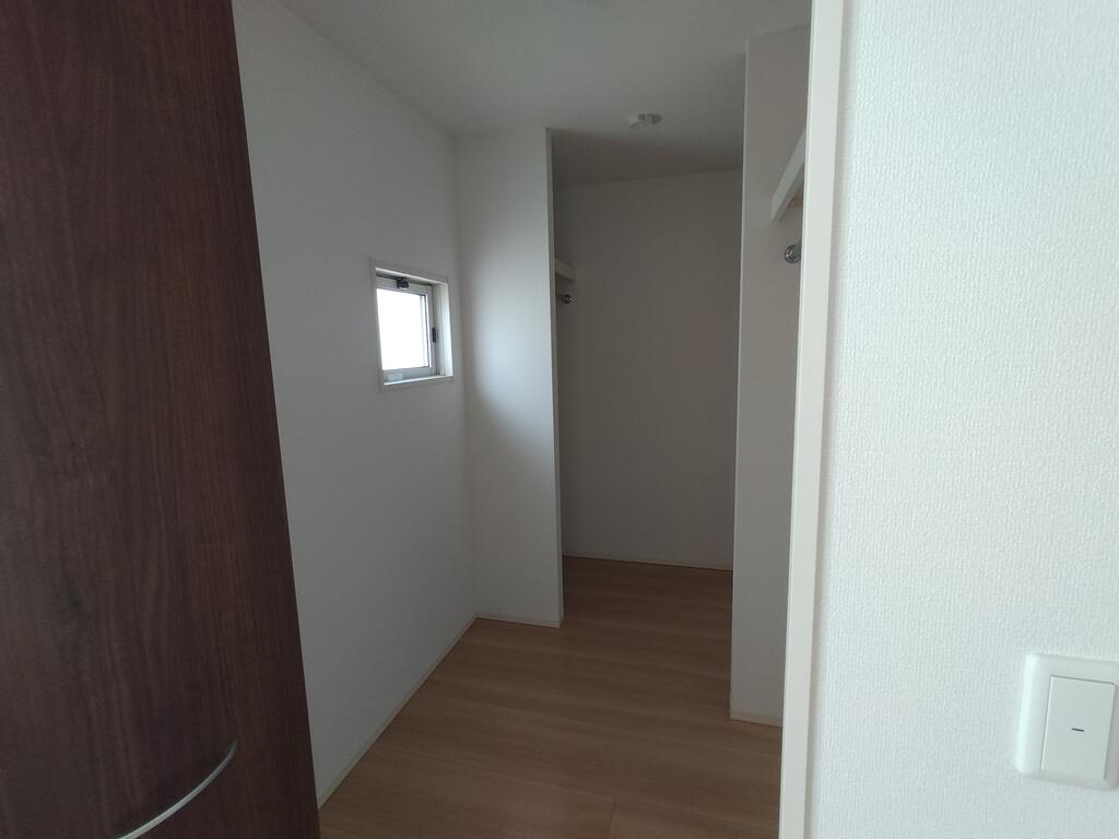 収納　※同建物の別のお部屋の写真です。