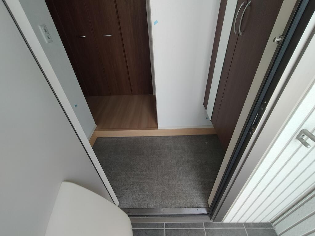 玄関　※同建物の別のお部屋の写真です。